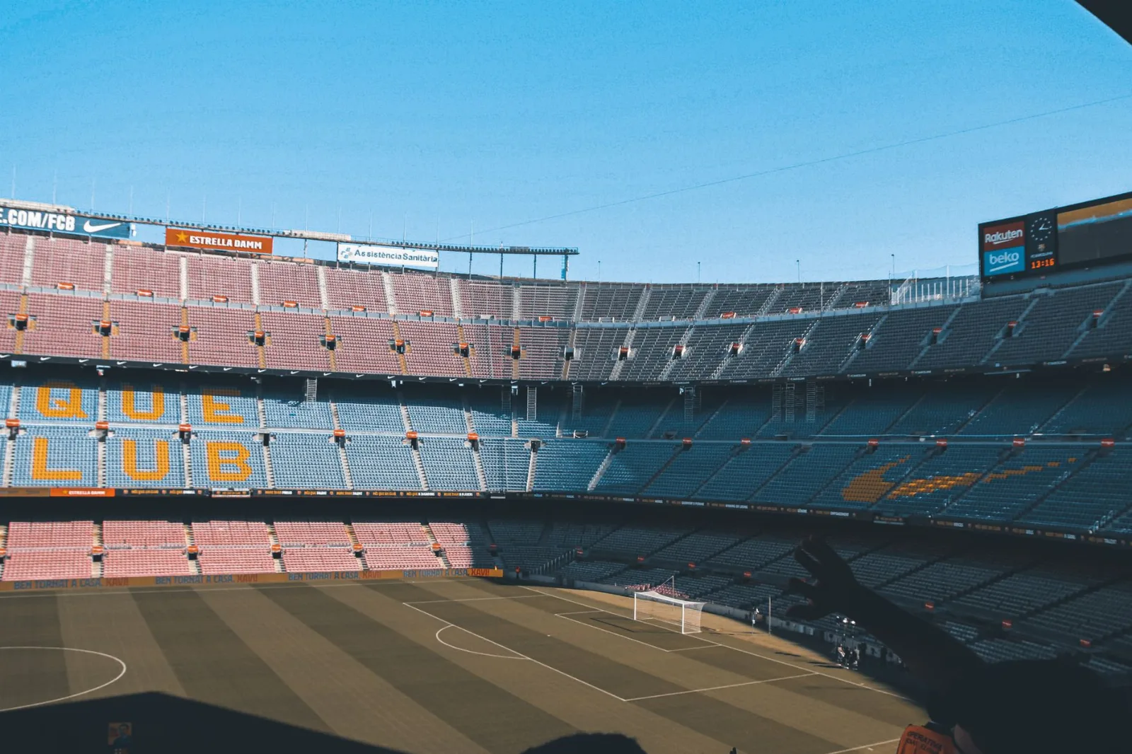 ما ترتيب إلتشي وبرشلونة في جدول الليجا؟
